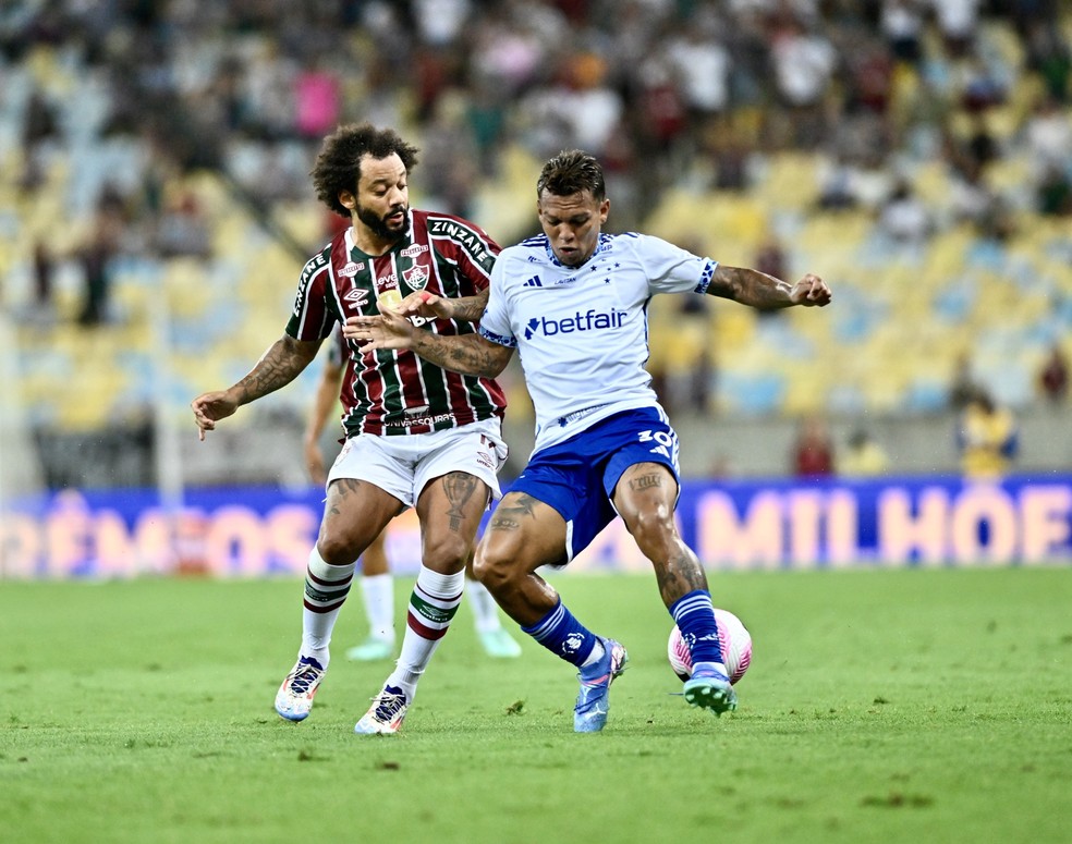 Fluminense x Cruzeiro tem lance bizarro de "pinball", 4 jogadores caídos e quase gol contra; vídeo | brasileirão série a | ge