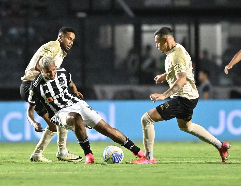 Jair volta a ser titular no Vasco depois de dez meses e se emociona com retorno de Paulinho ao time | vasco | ge