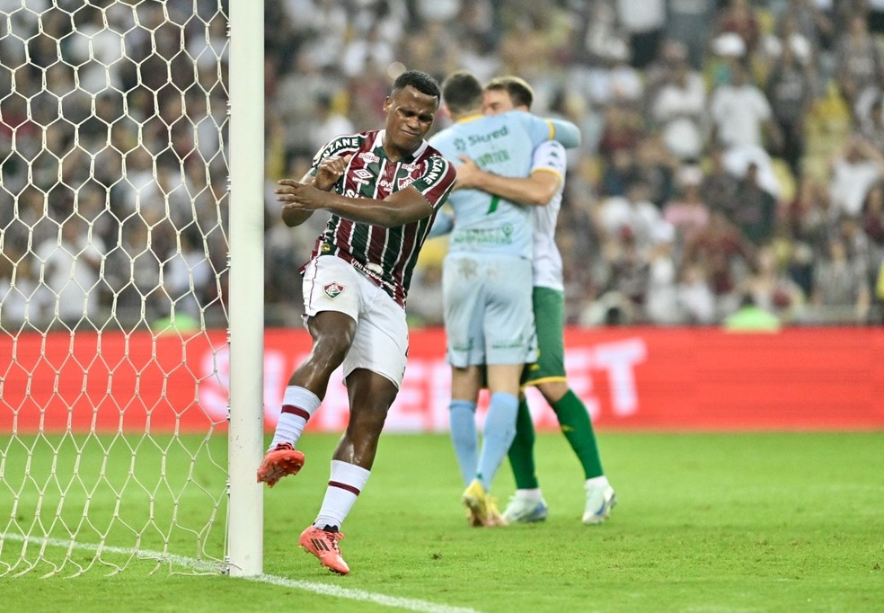 Arias fica abatido com segundo pênalti perdido, e pressão por permanência na elite cresce no Fluminense | fluminense | ge