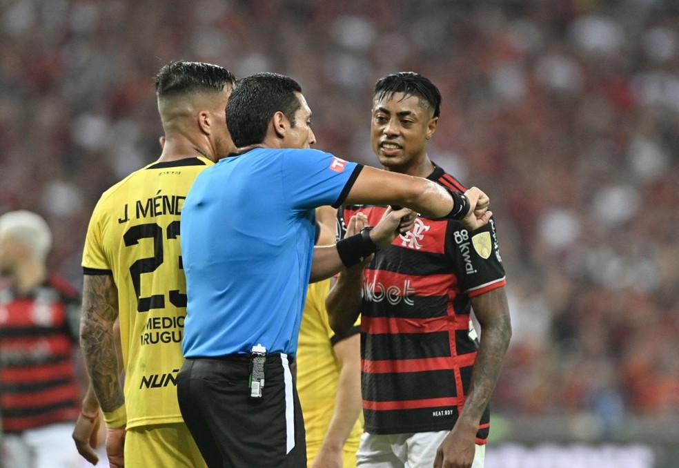 Conmebol divulga análise do VAR em lances de mão na área em Flamengo x Peñarol; veja vídeo | flamengo | ge