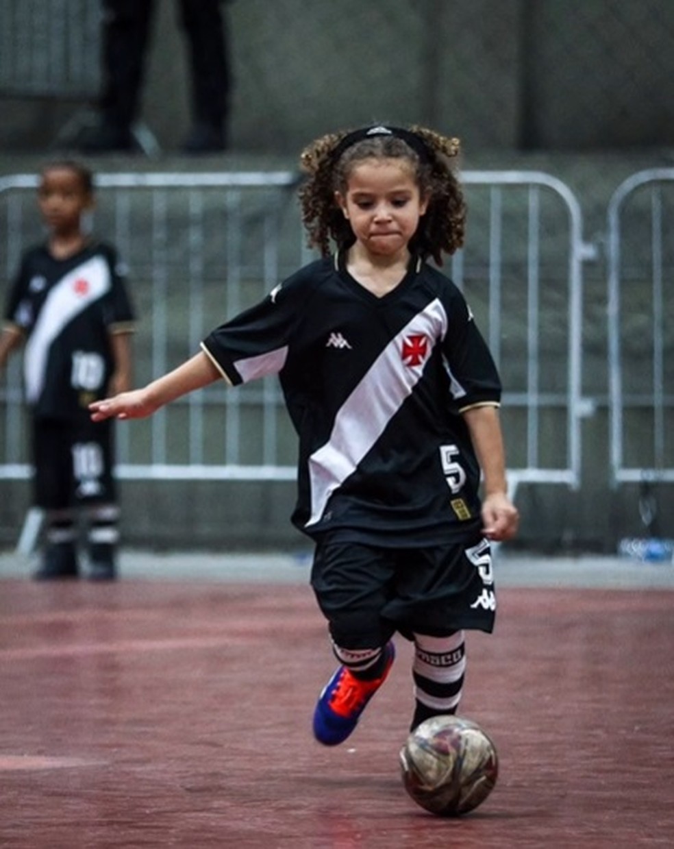 Conheça o menino do futsal do Vasco que recebeu nome em homenagem a Philippe Coutinho | vasco | ge