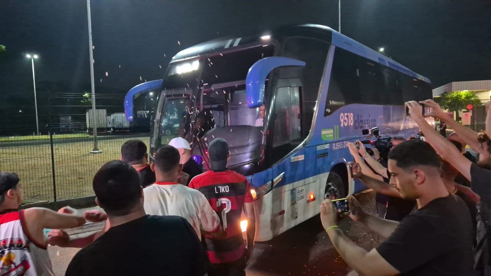 Torcida do Flamengo protesta no aeroporto após eliminação contra o Peñarol | flamengo | ge