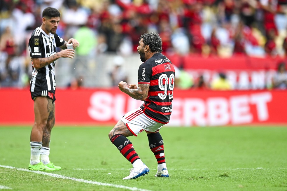 Gols e até beijinho: Gabigol revive bons tempos no Flamengo e supera Ronaldo Fenômeno em finais | flamengo | ge