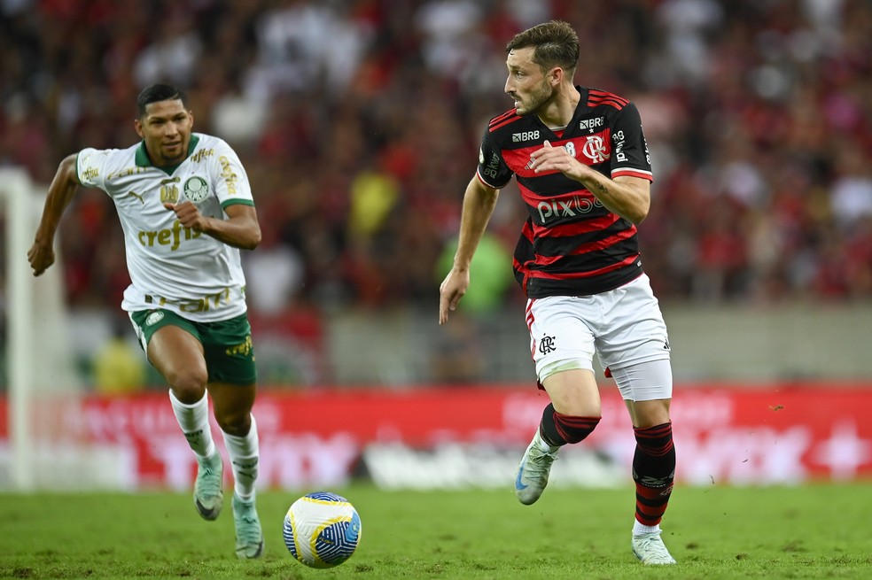 Com lesão no ligamento cruzado, Viña, do Flamengo, é operado e não joga mais em 2024 | flamengo | ge