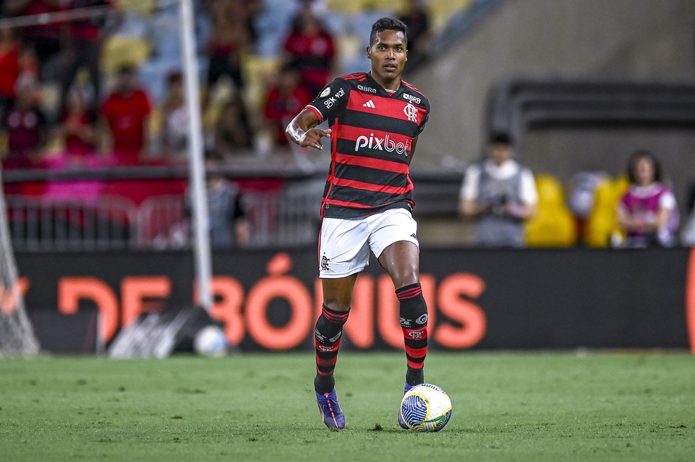 Alex Sandro faz tratamento, mas não preocupa Flamengo para jogos pós-data Fifa | flamengo | ge