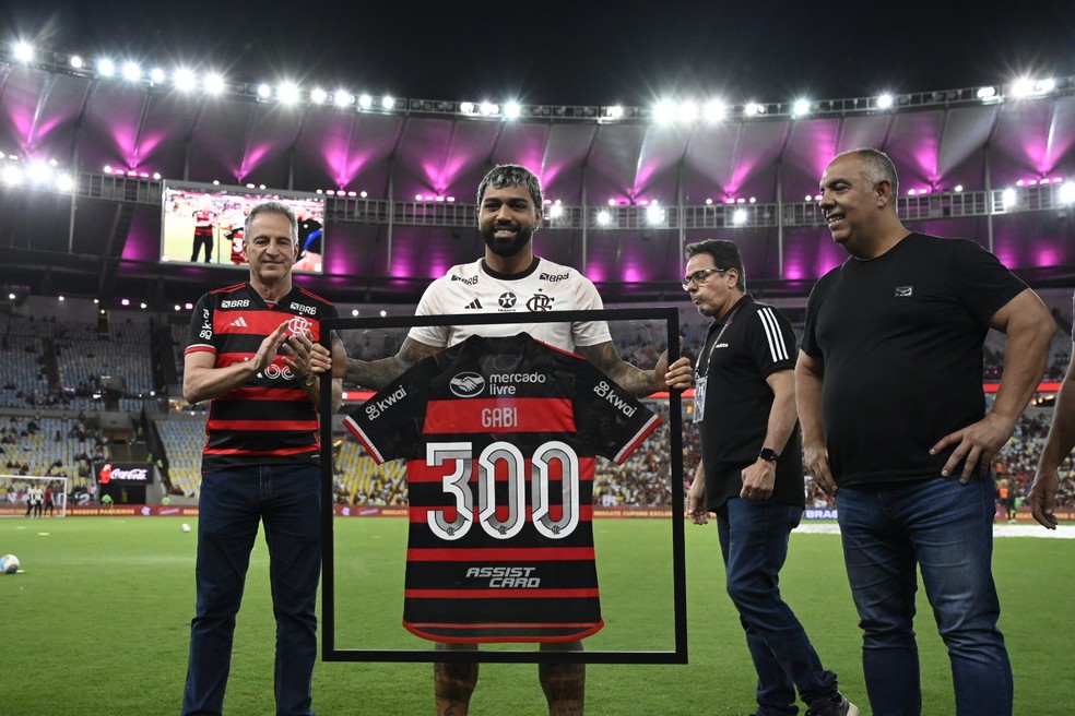 Flamengo homenageia Gabigol com placa alusiva aos 300 jogos pelo clube | flamengo | ge