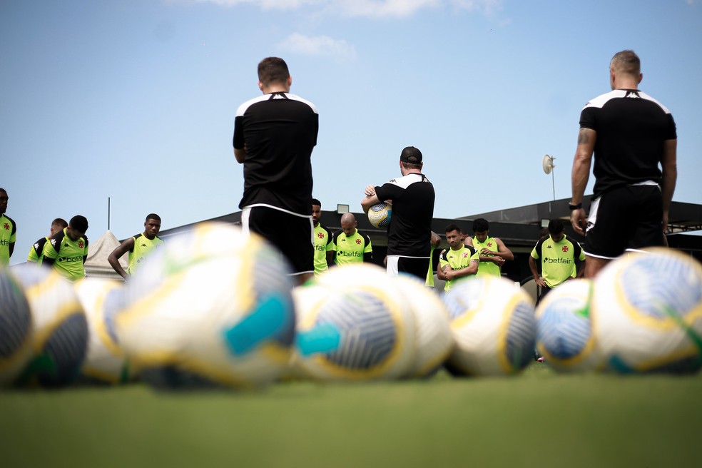 Rayan treina com o grupo em reapresentação do Vasco; Coutinho e Léo fazem atividades leves | vasco | ge