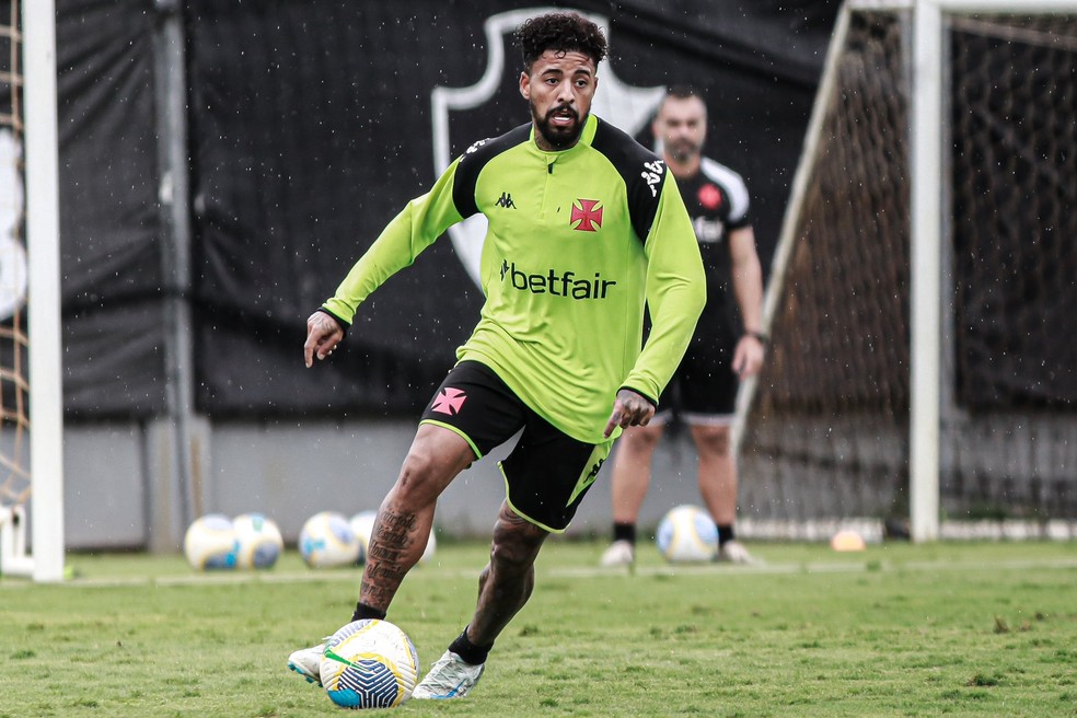 Paulinho volta a ser relacionado pelo Vasco após 10 meses | vasco | ge