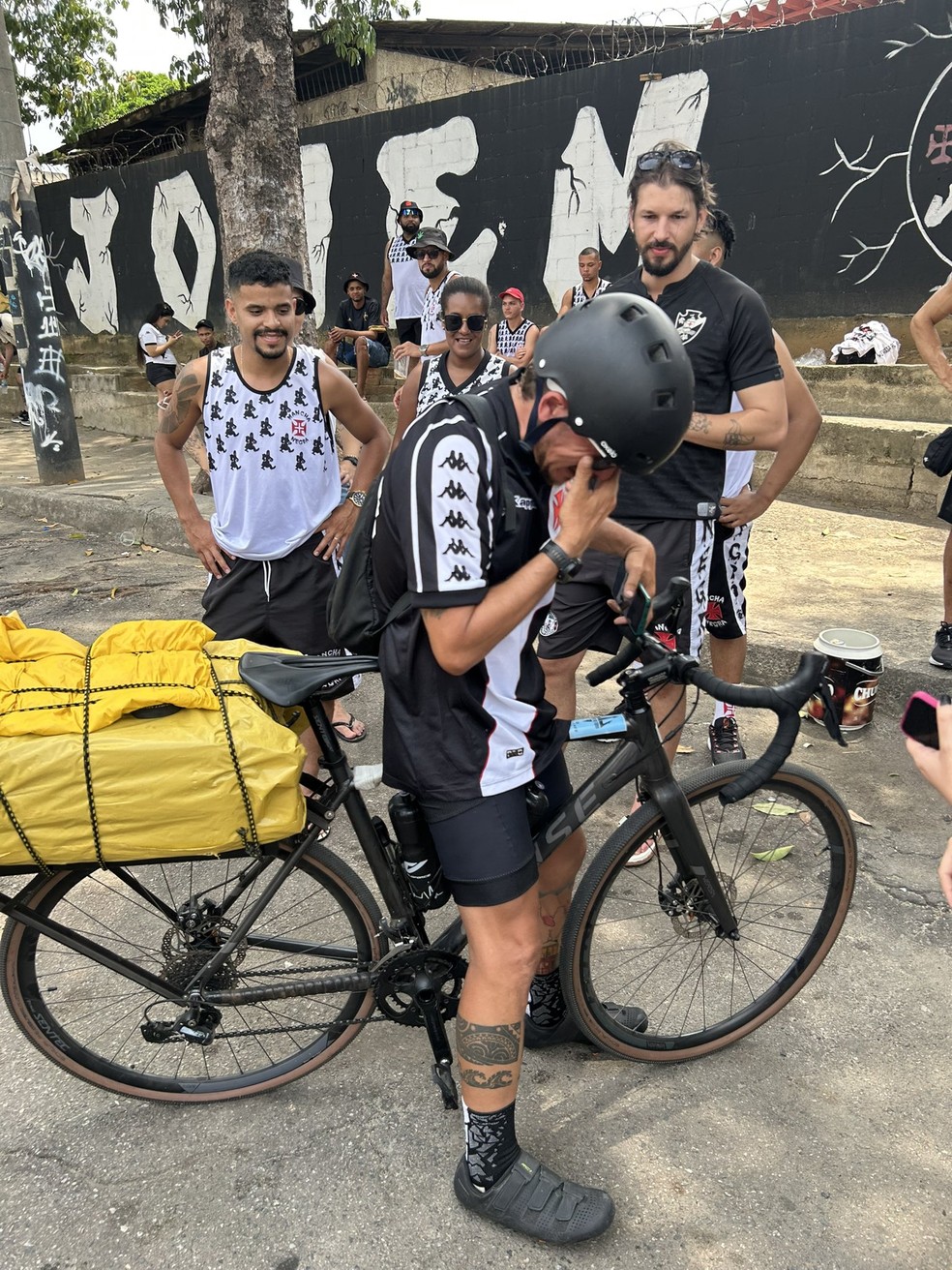 Torcedor do Vasco pedala do Espírito Santo ao Rio para assistir ao jogo contra o Atlético-GO | vasco | ge