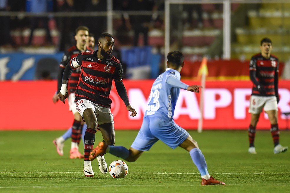 Gerson diz que Flamengo foi ao limite e revela forte dor de cabeça: "Não é fácil, é sinistro jogar aqui" | flamengo | ge