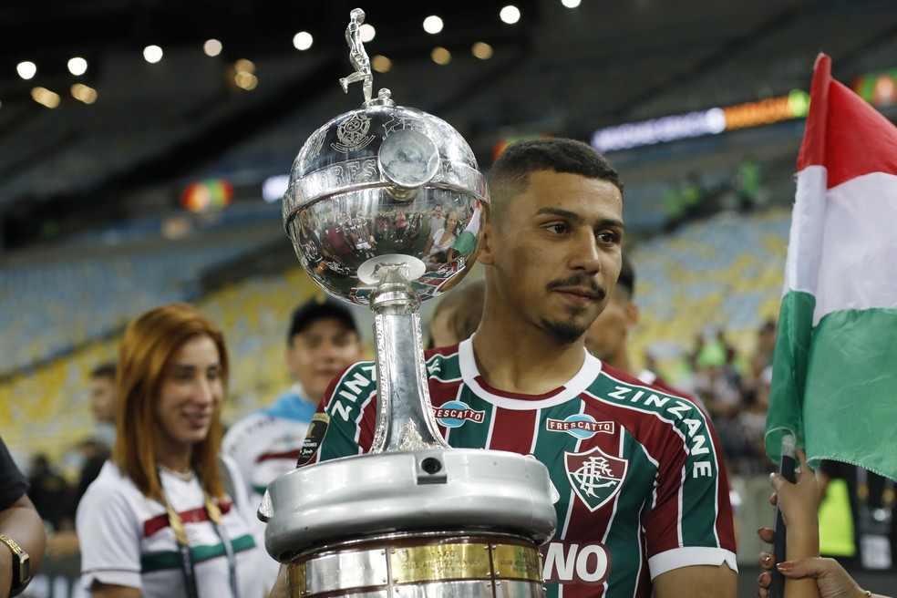 Negociado com o Wolverhampton, André vai ao CT do Fluminense e se emociona em despedida | fluminense | ge