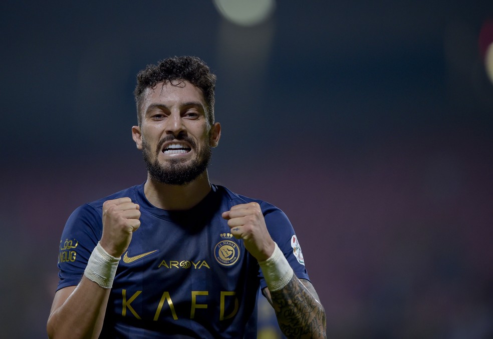 Botafogo anuncia a contratação de Alex Telles | botafogo | ge