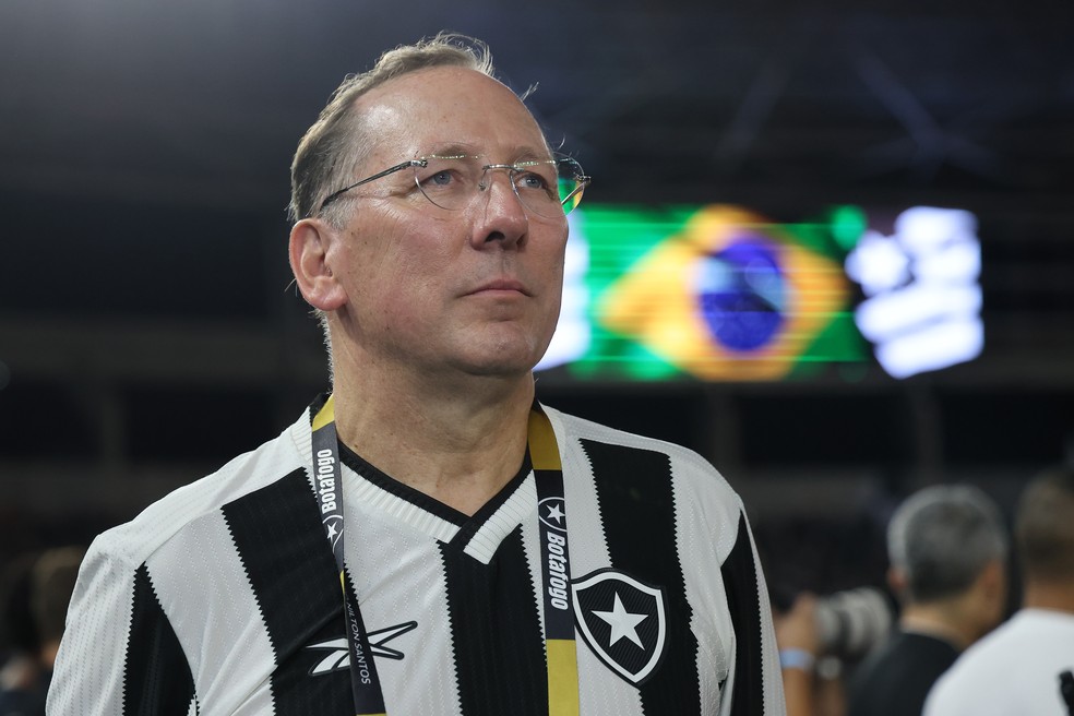 John Textor minimiza pressa em busca por novo técnico do Botafogo: "Temos que tomar a decisão certa" | botafogo | ge