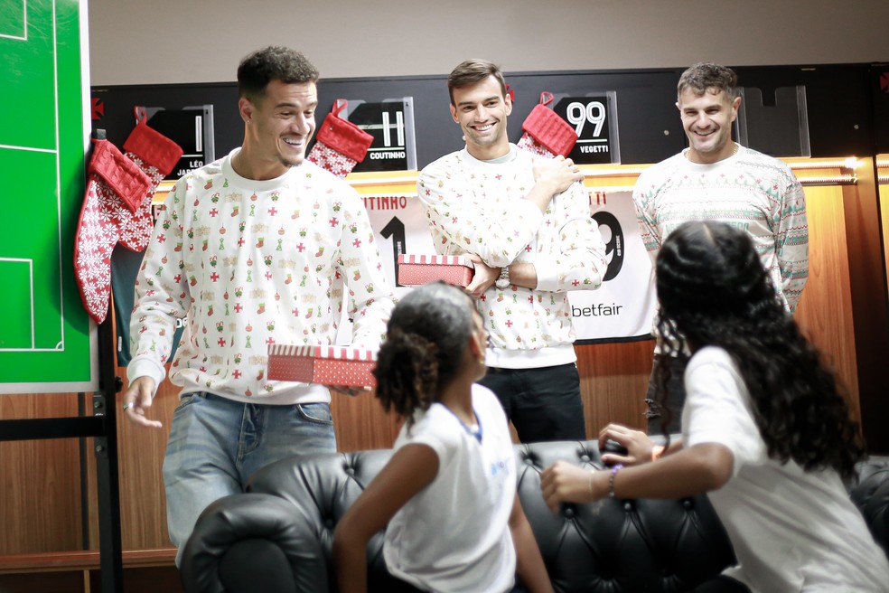 Coutinho, Vegetti e Léo Jardim surpreendem torcedores mirins do Vasco em São Januário | vasco | ge