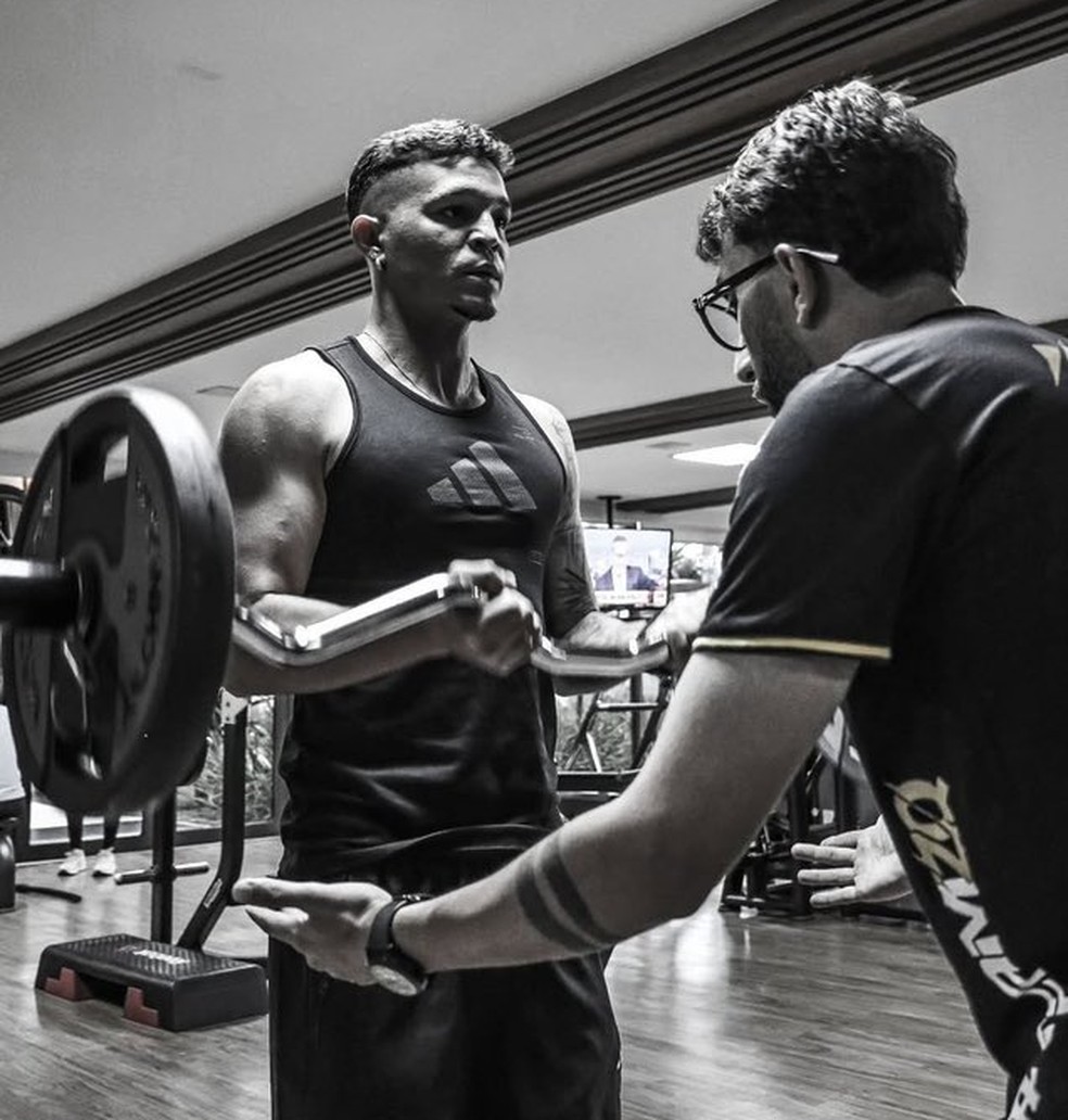 Prestes a retornar de lesão, Adson empolga torcida do Vasco com ganho de massa muscular em fotos | vasco | ge