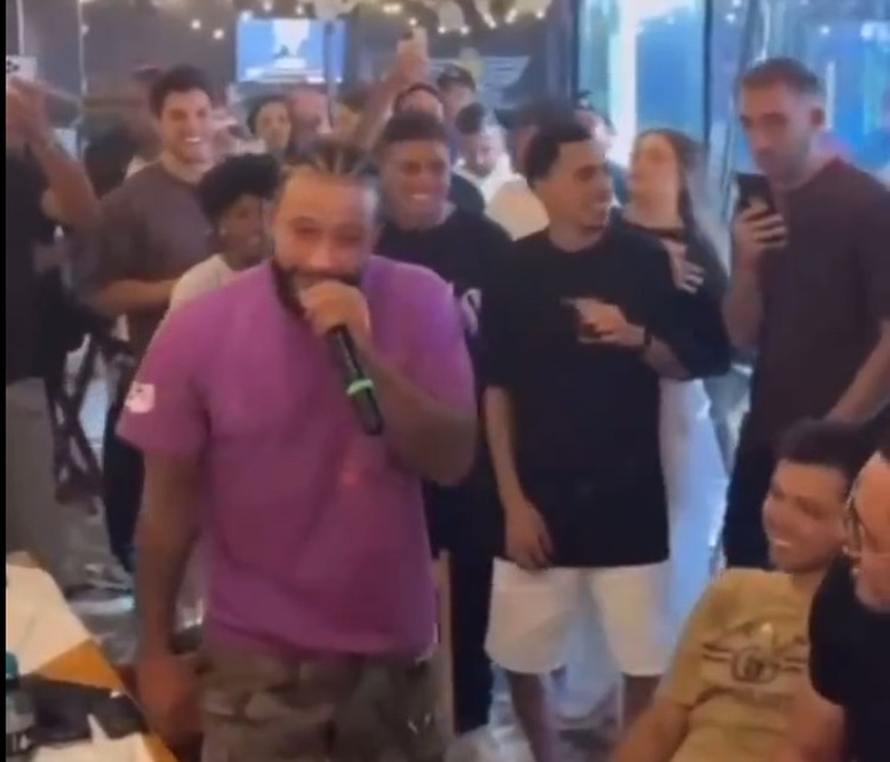 Show do Memphis: atacante do Corinthians canta em aniversário de Hugo Souza; veja vídeo | corinthians | ge