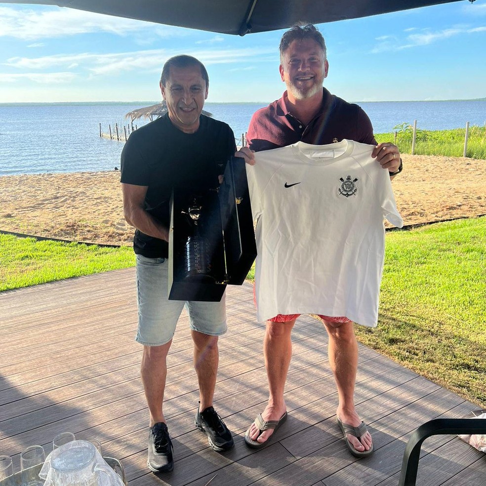 Ramón Díaz visita presidente da Conmebol e o presenteia com camisa do Corinthians | corinthians | ge