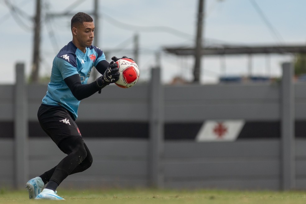 Com lesão no dedo da mão, goleiro Pablo desfalca o Vasco contra o Bangu | vasco | ge