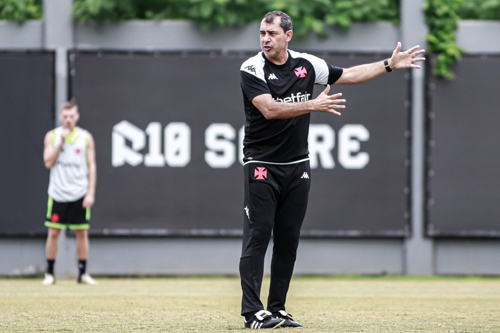 Posse de bola e time compacto: entenda como Carille pensa o Vasco para o início da temporada | vasco | ge