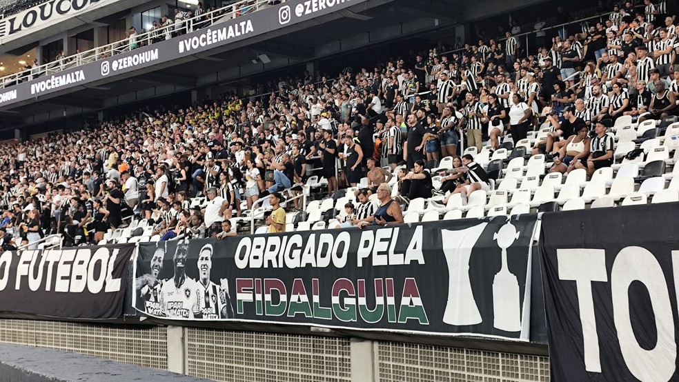 Torcida do Botafogo provoca Fluminense com faixa de campeões revelados em Xerém: "Obrigado pela fidalguia" | botafogo | ge