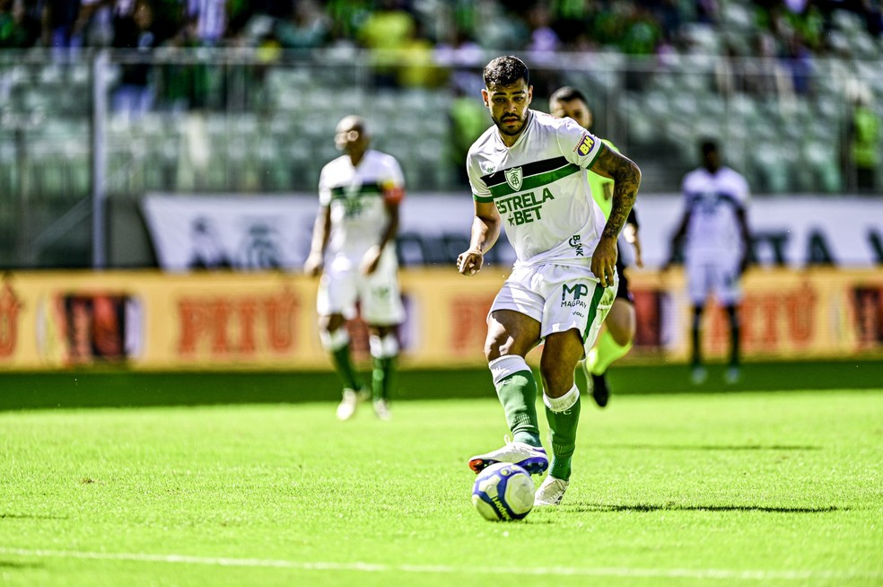 Atacante no América-MG, Brenner sofre luxação no ombro | américa-mg | ge