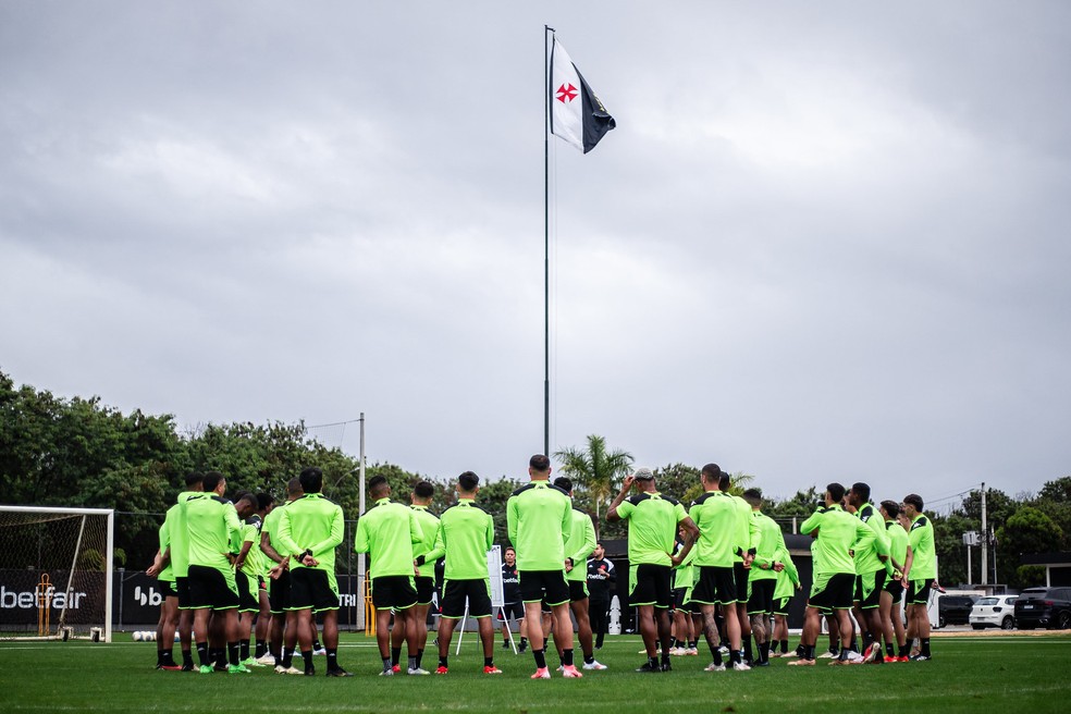 Nove jogos e 10 voos em 40 dias: veja quanto tempo Vasco teve para treinar no campo | vasco | ge