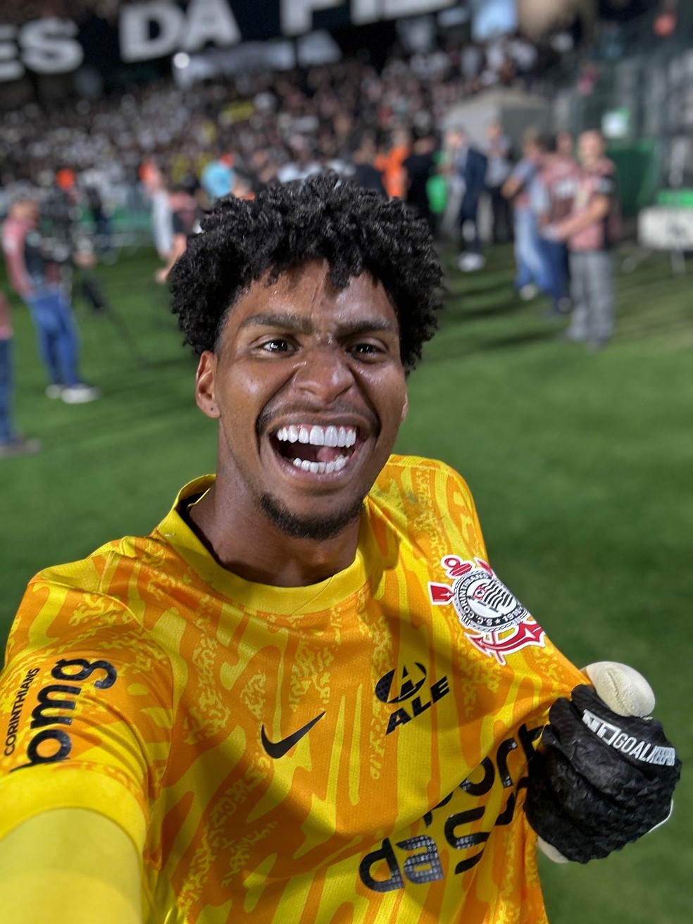 Hugo Souza brilha em classificação do Corinthians e diz: "Não sabia o que seria da minha carreira" | corinthians | ge