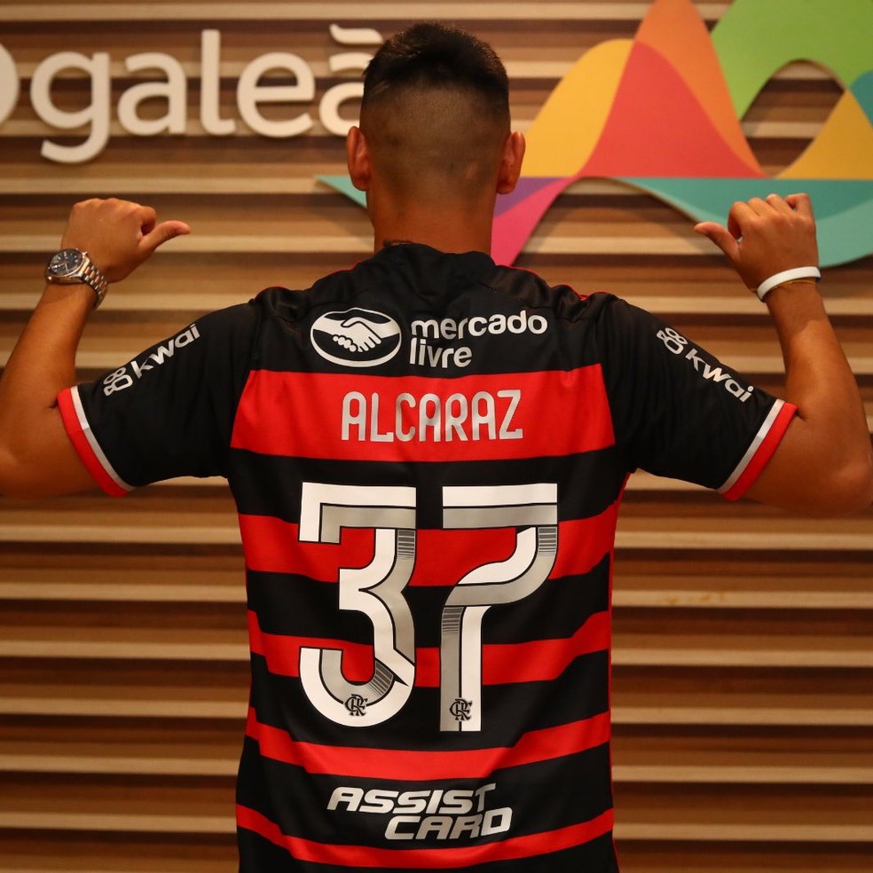 Vídeo: veja o primeiro treino de Alcaraz, que explica escolha pela camisa 37 no Flamengo | flamengo | ge