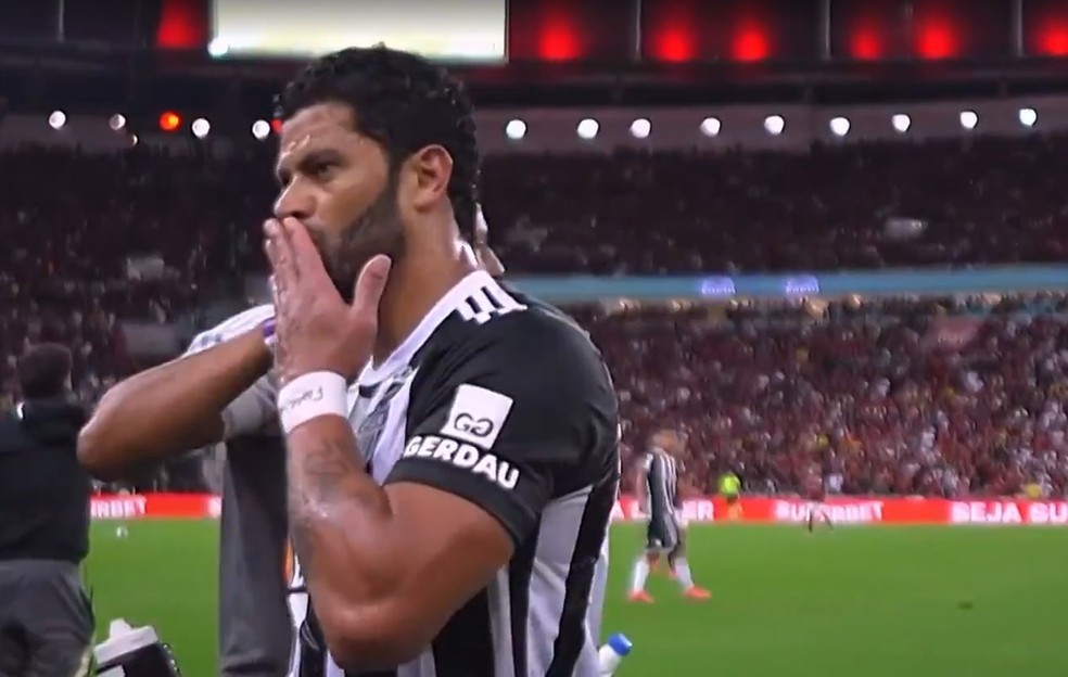 Atlético-MG x Flamengo: Hulk reage com beijinhos às provocações de flamenguistas; assista | atlético-mg | ge