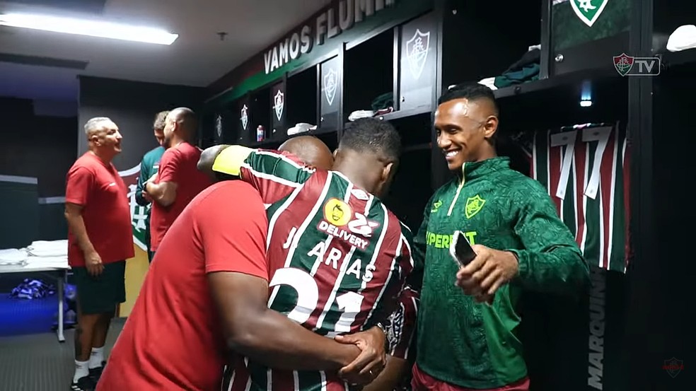 "Capita" Jhon Arias recebe carinho no vestiário do Fluminense após Fla-Flu; veja bastidores | fluminense | ge