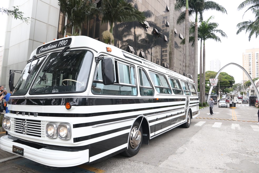 Corinthians reforma ônibus lendário da invasão de 1976 e do histórico título de 1977; veja fotos | corinthians | ge