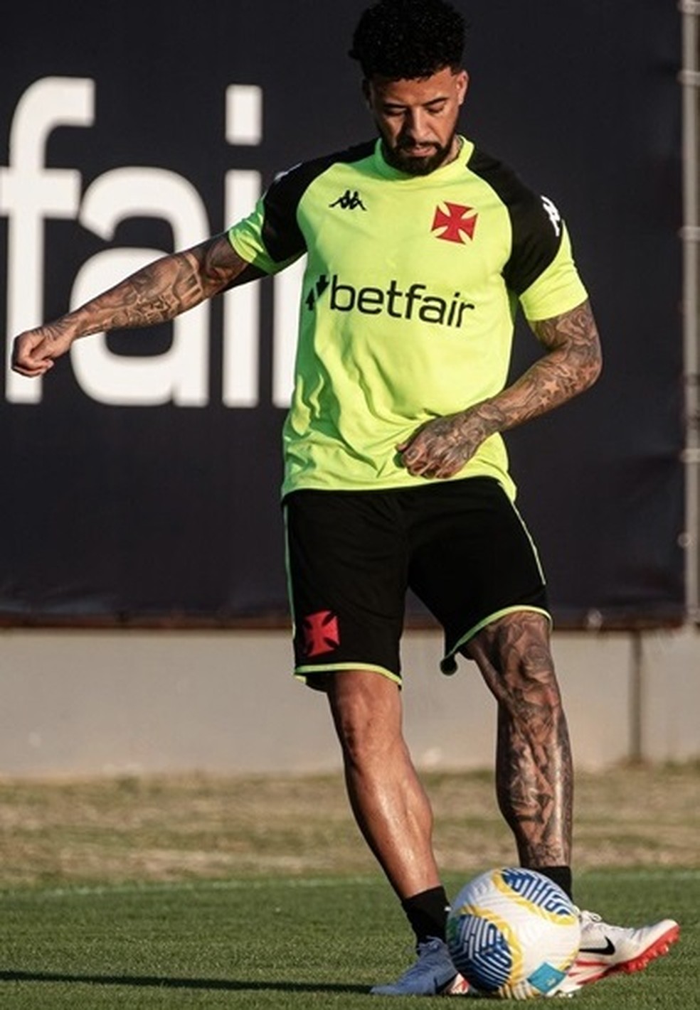 Paulinho faz primeiro treino com elenco do Vasco desde lesão e inicia transição para o gramado | vasco | ge