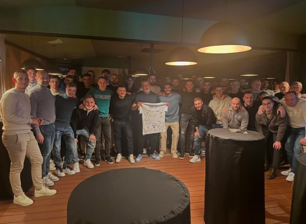 A caminho do Flamengo, José Boto ganha festa de despedida dos jogadores do Osijek | flamengo | ge