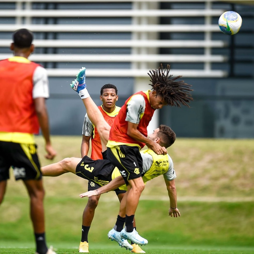 Léo Ortiz faz golaço de bicicleta em treino do Flamengo; veja o vídeo | flamengo | ge