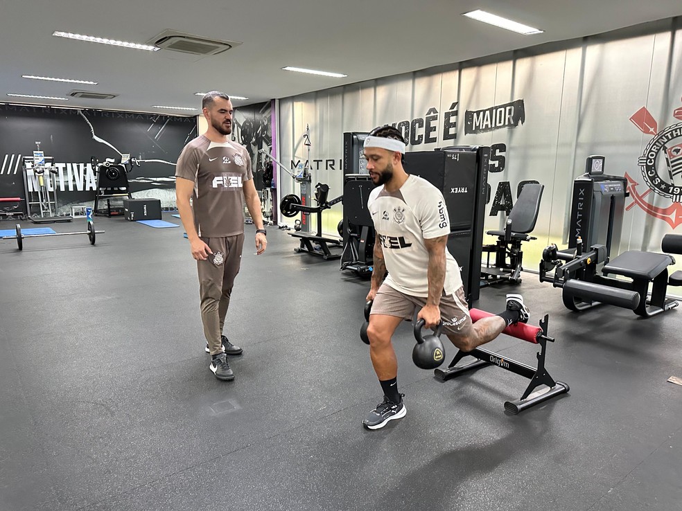 Memphis Depay vai ao CT e faz primeira atividade como jogador do Corinthians | corinthians | ge