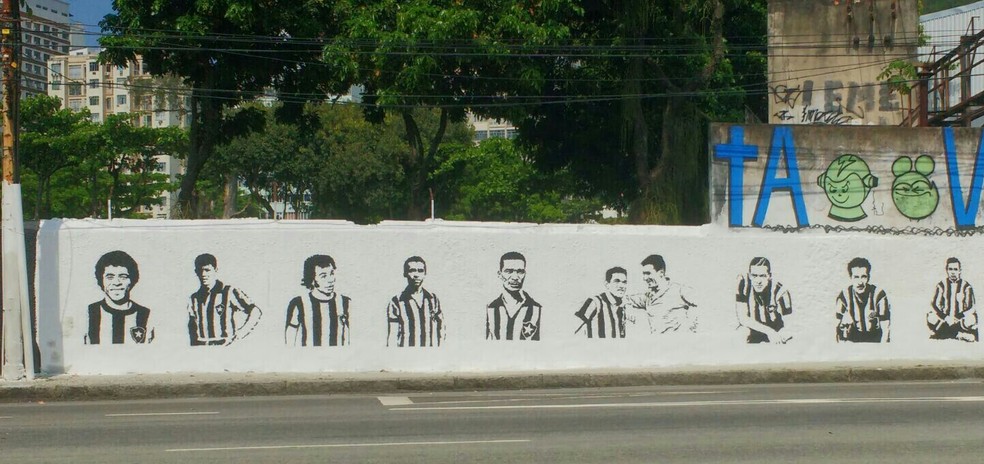 Que jogador do elenco de 2024 do Botafogo merecia entrar no muro dos ídolos do clube? | botafogo | ge