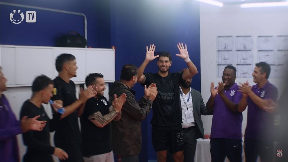 Vestiário do Corinthians tem Pedro Raul ovacionado e discurso de Romero após vitória; veja vídeo | corinthians | ge