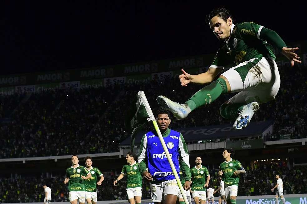 Entenda como Raphael Veiga recuperou espaço em nova função e virou 12º titular no Palmeiras | palmeiras | ge