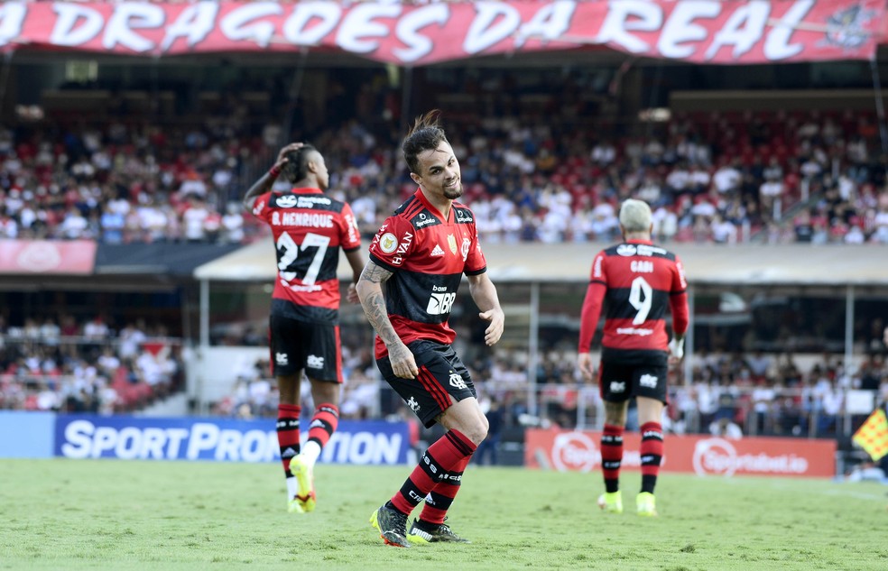 Michael chega ao Brasil e fala do retorno ao Flamengo: "Que possamos construir uma linda história" | flamengo | ge