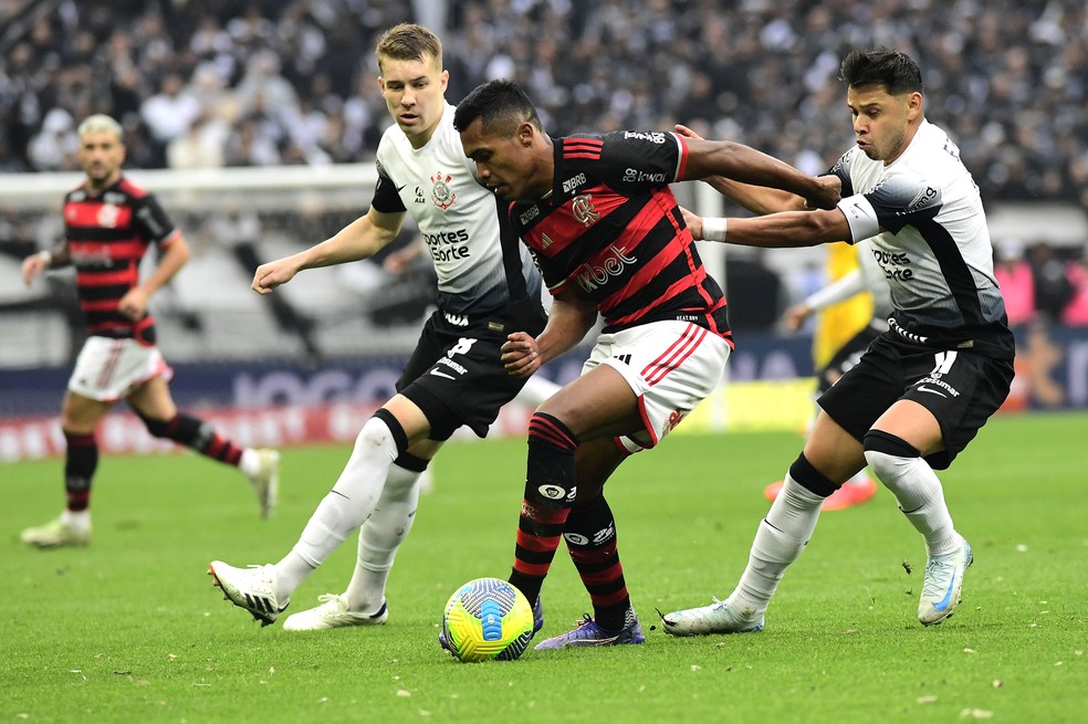 Alex Sandro e David Luiz voltam a treinar com o grupo do Flamengo | flamengo | ge