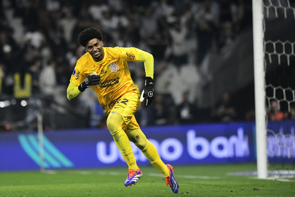 Herói de classificação do Corinthians, Hugo comanda festa e vibra: "Mais importante da vida" | corinthians | ge