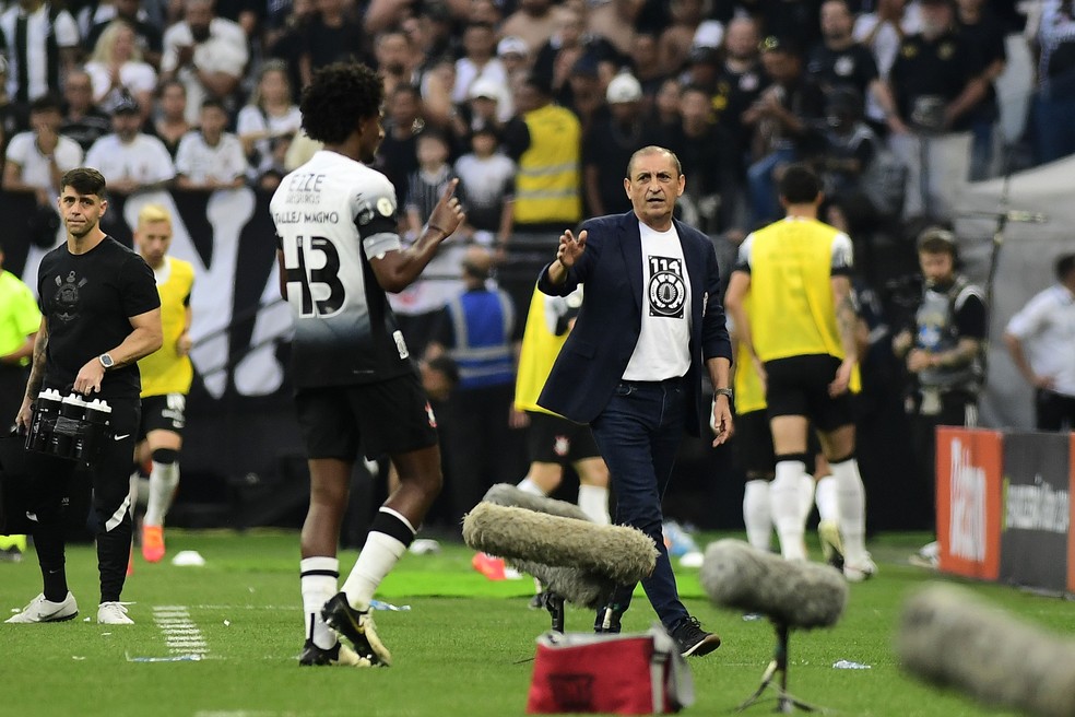 "Tenham muito cuidado com o Corinthians": Emiliano dá recado a árbitros e elogia atuação | corinthians | ge