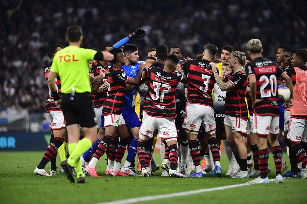 Corinthians, Flamengo, jogadores e até gandulas são denunciados no STJD por confusão em jogo | corinthians | ge