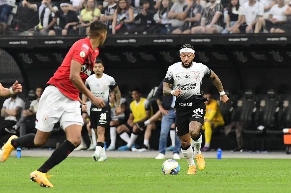 Memphis faz exames em clínica após sentir dor no tornozelo em estreia pelo Corinthians | corinthians | ge