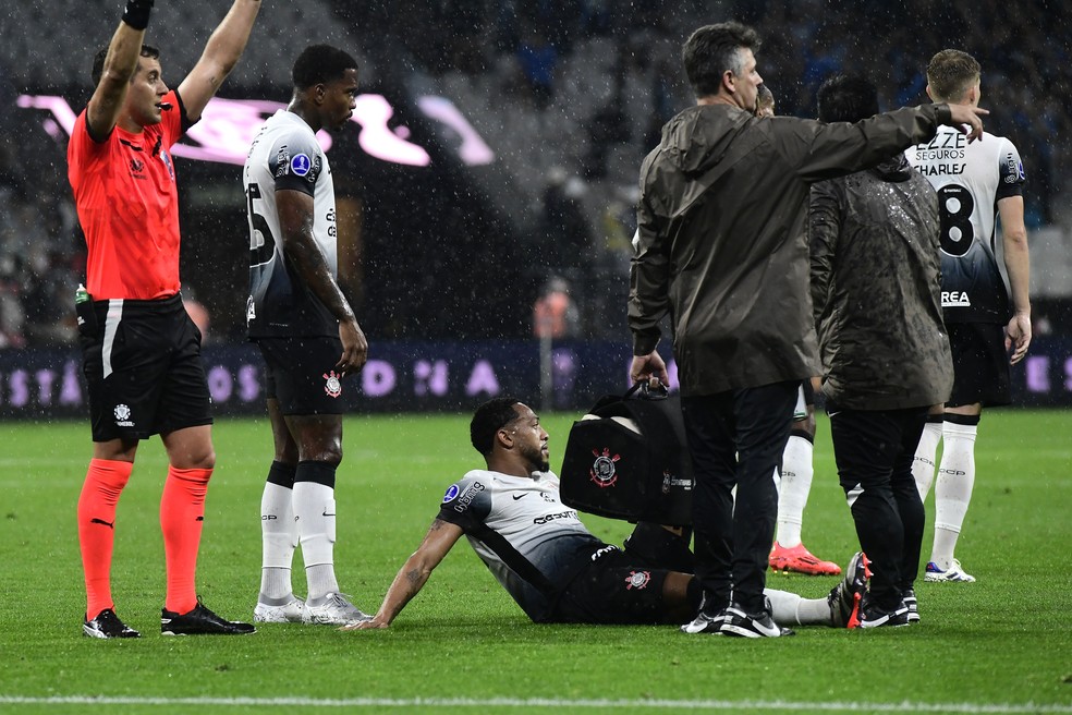 José Martínez machuca tornozelo e vira preocupação para o Corinthians em reta final de 2024 | corinthians | ge