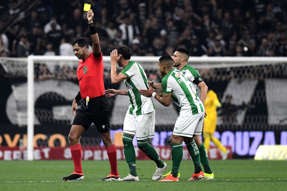 CBF divulga áudios do VAR de Corinthians x Juventude: "Os dois estão se empurrando" | corinthians | ge