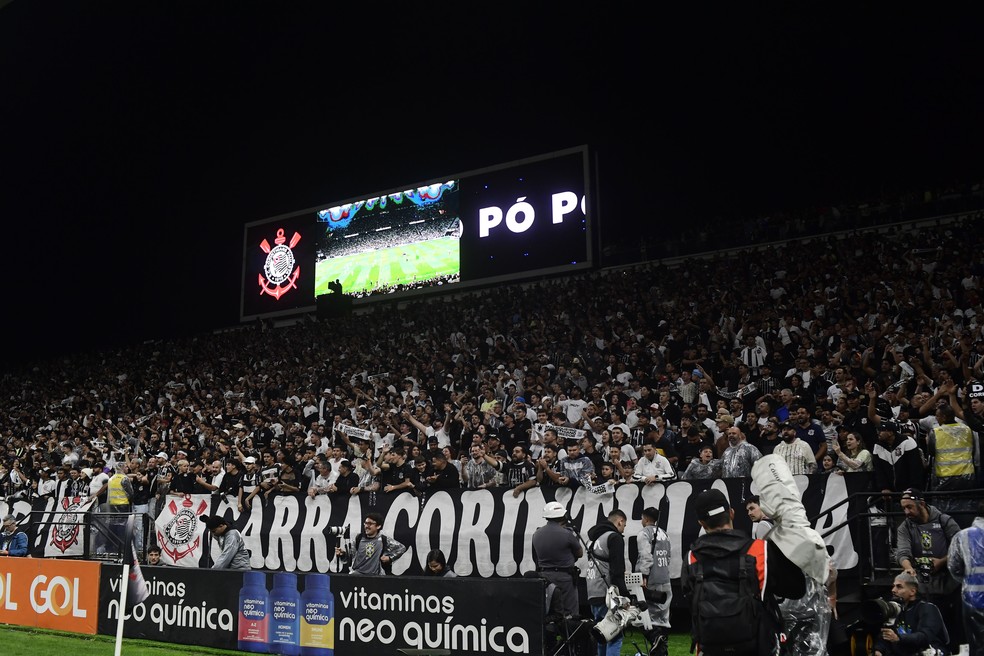 Olé, poropopó e provocação: a festa da torcida do Corinthians na vitória do Dérbi | corinthians | ge