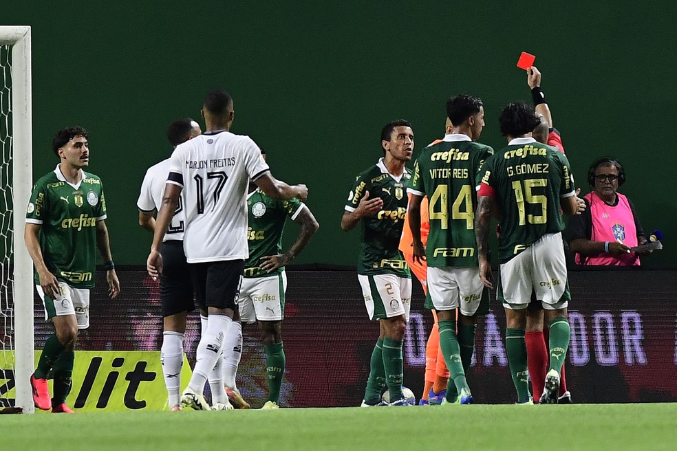 Marcos Rocha é expulso após revisão do VAR e desfalca Palmeiras contra Cruzeiro; vídeo | palmeiras | ge