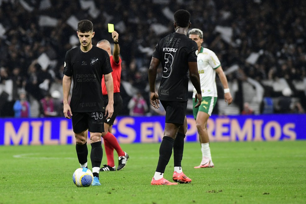 Corinthians perde laterais Hugo e Matheuzinho, suspensos, para jogo contra o Vitória | corinthians | ge