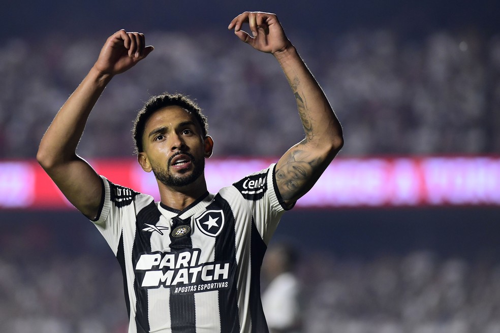 Jogar no Maracanã mexe com elenco do Botafogo; Vitinho estreia no estádio: "Sonho de criança" | botafogo | ge